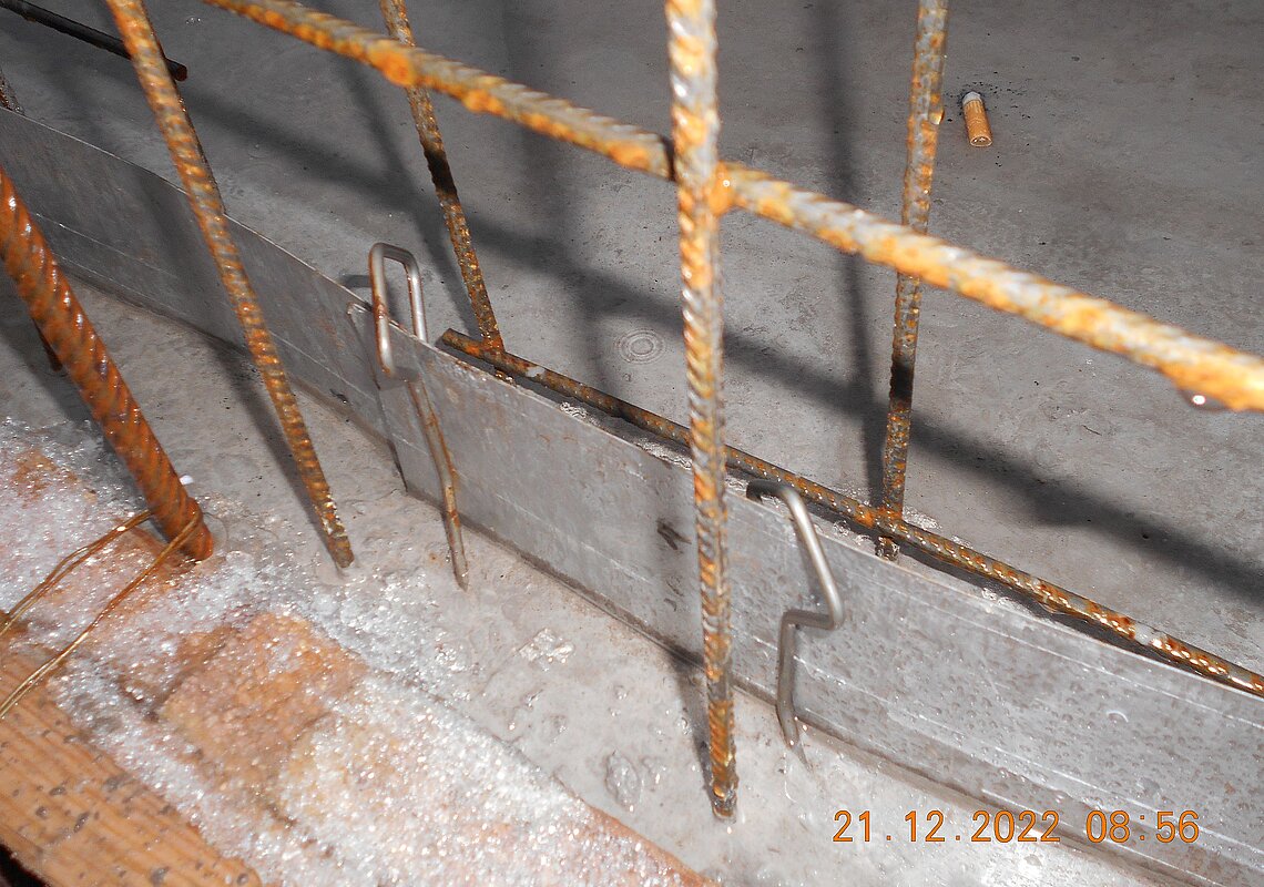 Fugenblech zur zusätzlichen Sicherung der Dichtigkeit zwischen der Bodenplatte und der Betonaußenwand. Hier ein korrekt ausgeführter Stoß mit Metallbügel, damit beim verfüllen mit Beton keine Lücke entsteht