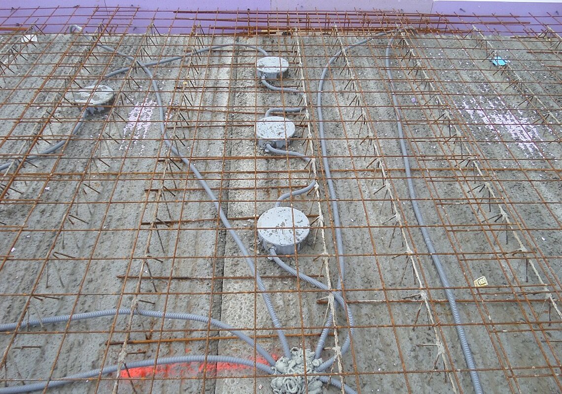 Detail Betondecke vor dem Betonieren – die vom Kunden gewünschten Halox Dosen für Deckeneinbauleuchten sind eingebaut