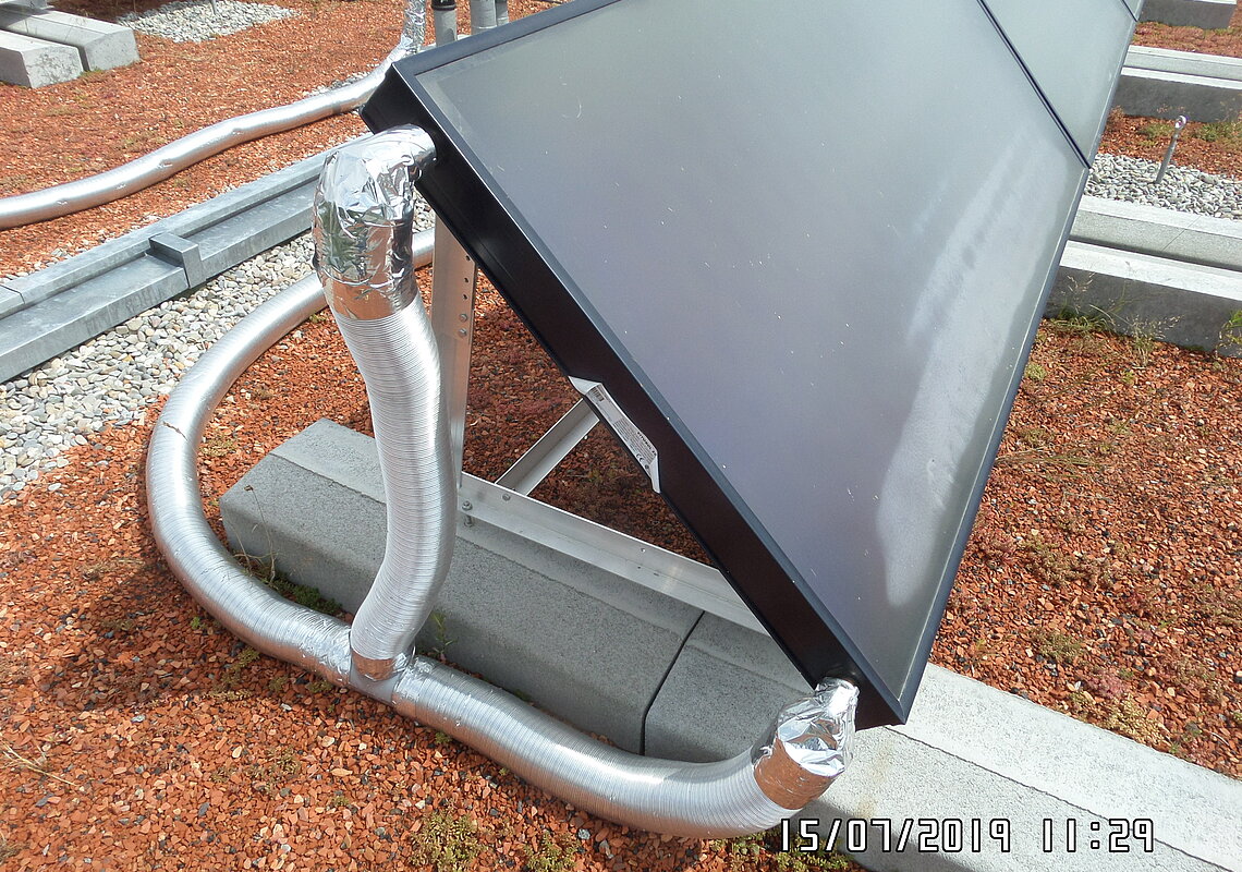 Detail Solarschlauchanschluss an die Kollektoren mit UV- und Pickschutz-Verkleidung aus Flexrohren