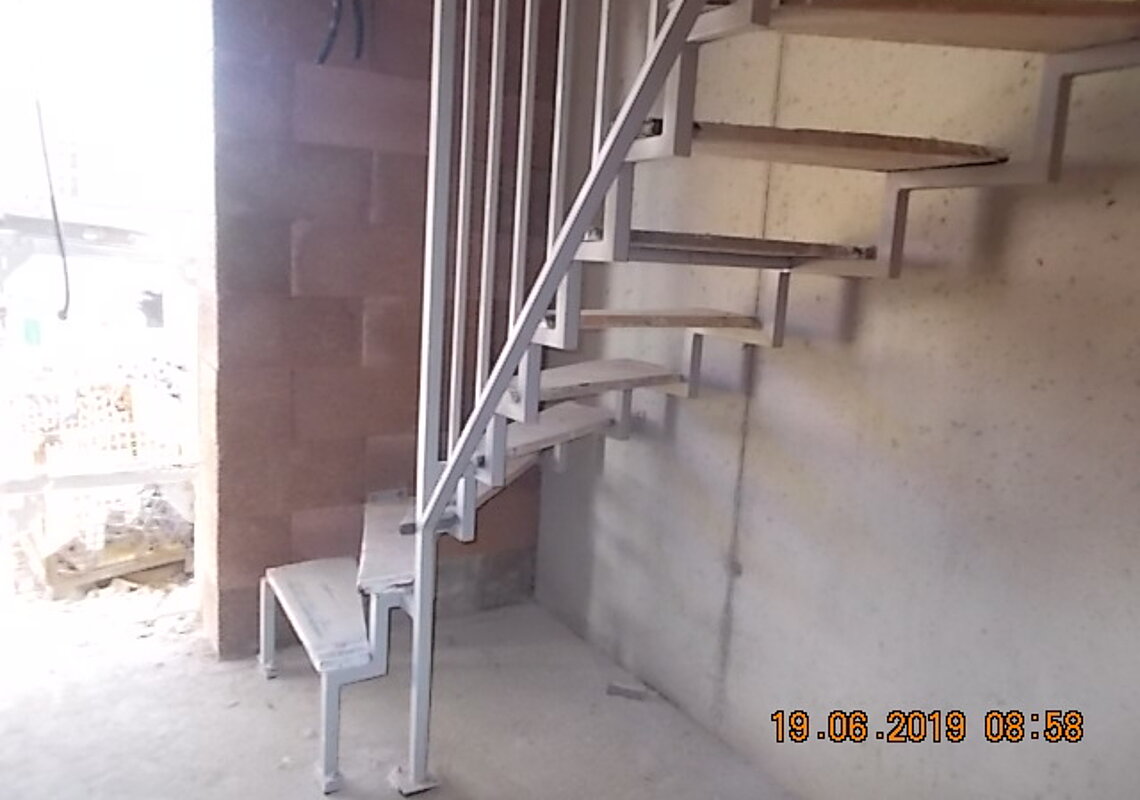 Die Treppe im Eingangsgeschoss ist eingebaut