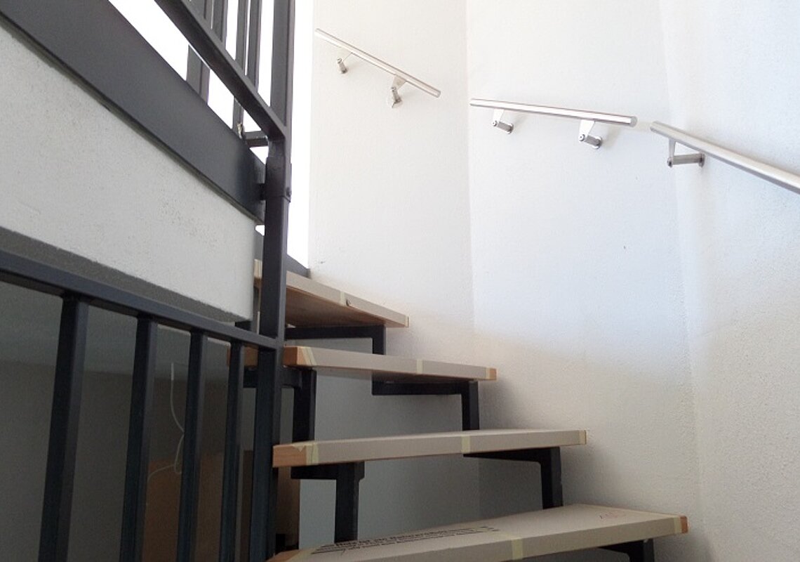 Fertiggestellte Treppe: Detailansicht mit Edelstahlhandlauf (Standard)