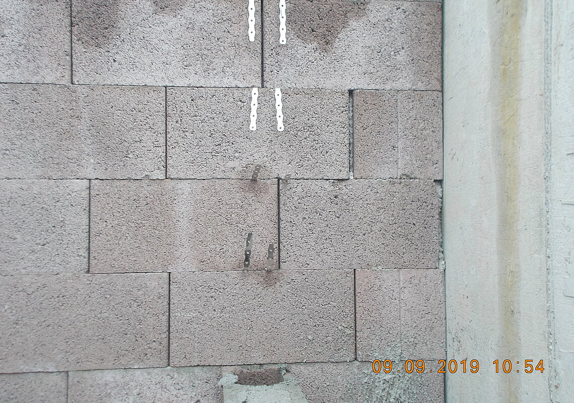 Mauerwerksanker zur kraftschlüssigen Verbindung von zwei Wänden aus Betonschalungssteinen.