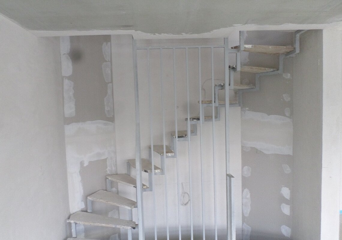Die Treppe, noch mit Baustufen, kurz vor Beginn der Malerarbeiten